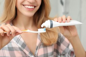 Albire cu pastă de dinți sau tratament profesional?